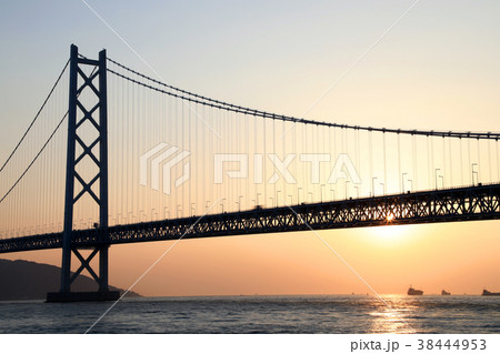 夕日と明石海峡大橋(兵庫県) 夕日と明石海峡大橋(兵庫県) 38444953