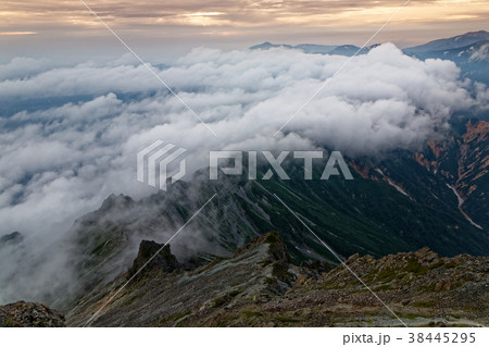槍ヶ岳から見る滝雲流れる夕暮れの西鎌尾根 38445295