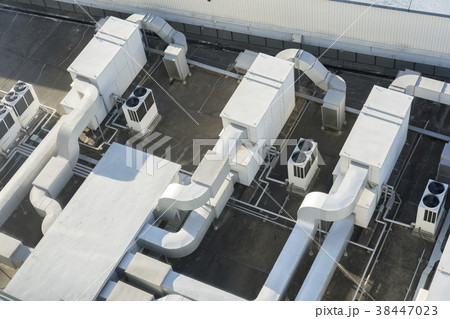 ビルの屋上の空調設備 38447023