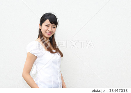 微笑む女性 38447058
