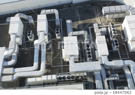 ビルの屋上の空調施設 38447062