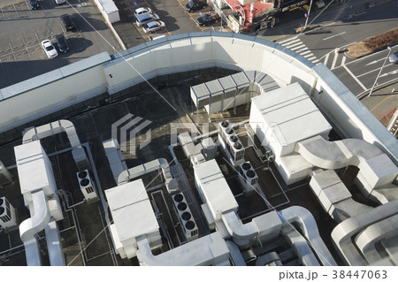 ビルの屋上の空調施設 38447063