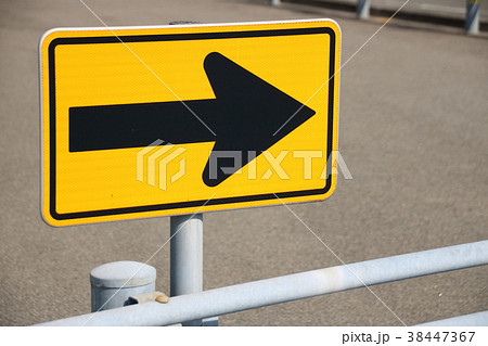 道路に設置された矢印板の写真素材