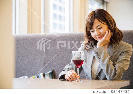 お一人様　ちょい飲み　女性　ビジネスマン 38447454