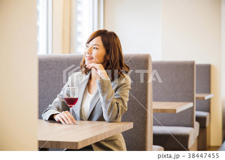 お一人様　ちょい飲み　女性　ビジネスマン 38447455