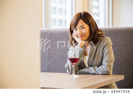 お一人様　ちょい飲み　女性　ビジネスマン 38447459