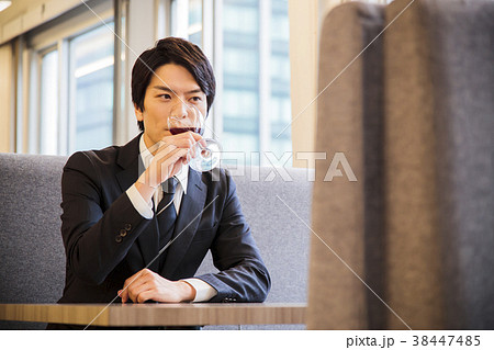 お一人様　ちょい飲み　男性　ビジネスマン 38447485