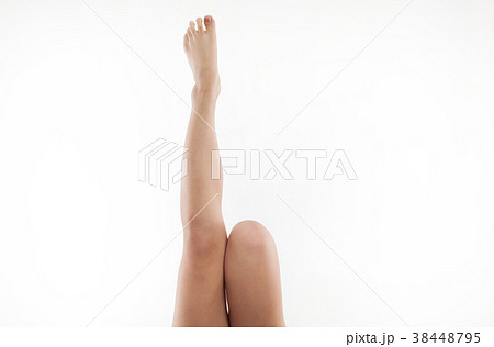 若い女性の足　ボディーパーツ 素足 38448795