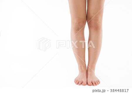 若い女性の足　ボディーパーツ 素足 38448817