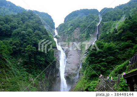 立山　落差日本一の称名滝 38449144