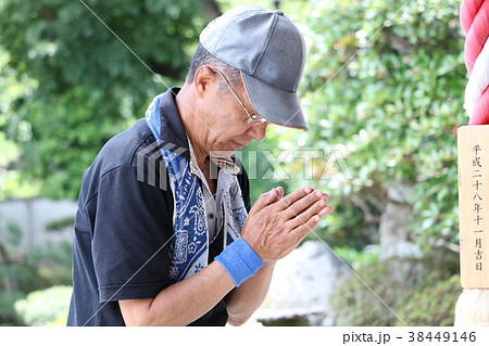 手を合わせるシニア男性 38449146