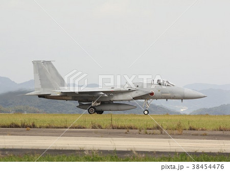 福岡県築城基地の滑走路を走行する航空自衛隊のF-15Jイーグル戦闘機 福岡県築城基地の滑走路を走行する航空自衛隊のF-15Jイーグル戦闘機 38454476