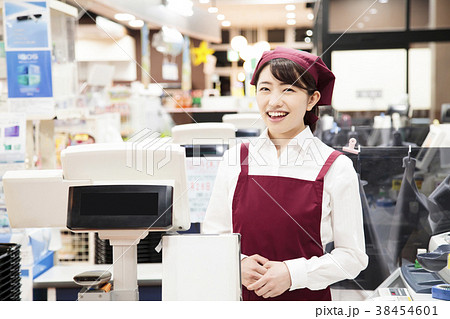 スーパー スーパーマーケット レジ 店員 スタッフ 女性 1人の写真素材