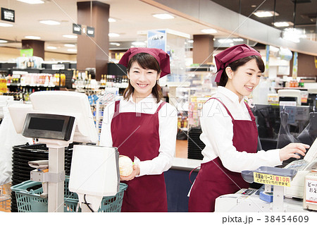 スーパー スーパーマーケット レジ 店員 スタッフ 女性の写真素材