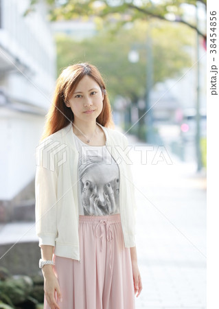 20代若い女性街中ポートレート 38454856