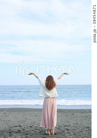20代若い女性海辺ポートレート 38454871
