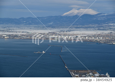 北海道駒ヶ岳と函館港、そして行きかう貨物船の風景を函館山から撮影 38454925