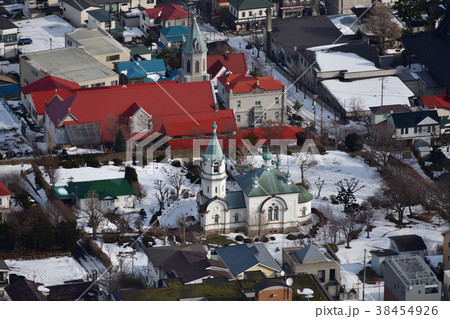 冬の北海道函館市元町周辺の教会群の風景を函館山から撮影 冬の北海道函館市元町周辺の教会群の風景を函館山から撮影 38454926