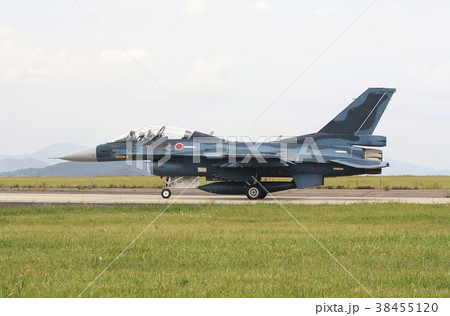 福岡県築城基地の誘導路を地上滑走する航空自衛隊のF-2B支援戦闘機 38455120