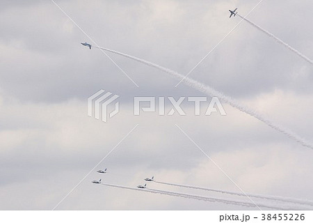 航空ショーでアクロバット飛行する航空自衛隊ブルーインパルス所属のT-4ジェット練習機 38455226
