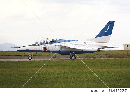 福岡県築城基地の航空祭で誘導路を地上滑走する航空自衛隊ブルーインパルスのT-4ジェット練習機 38455227