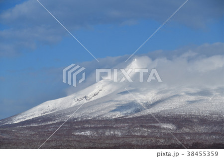 吹雪がやんで北海道駒ヶ岳の剣が峰が雲間から顔を出してきた風景を撮影 吹雪がやんで北海道駒ヶ岳の剣が峰が雲間から顔を出してきた風景を撮影 38455359
