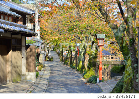 温泉街の裏路地 38456171