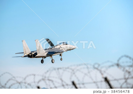 着陸する戦闘機 38456478