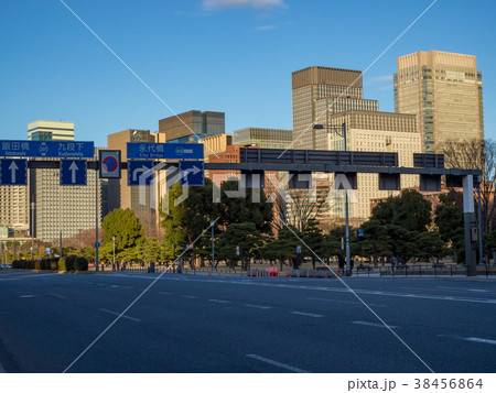 東京・丸の内のビル群 38456864
