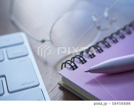 ビジネスイメージ・手帳・PC・メガネ・女性 ビジネスイメージ・手帳・PC・メガネ・女性 38456896