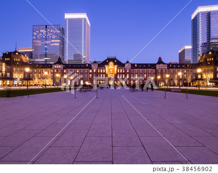 ライトアップされた東京駅 正面 ライトアップされた東京駅 正面 38456902
