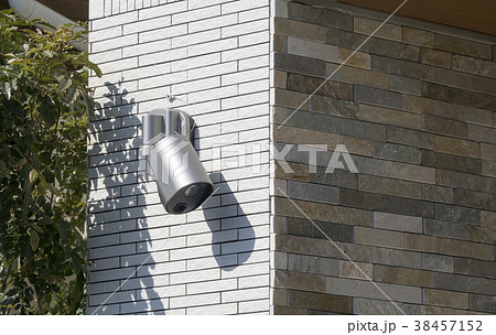 住宅の防犯カメラ センサーライト付屋外ワイヤレスカメラの写真素材