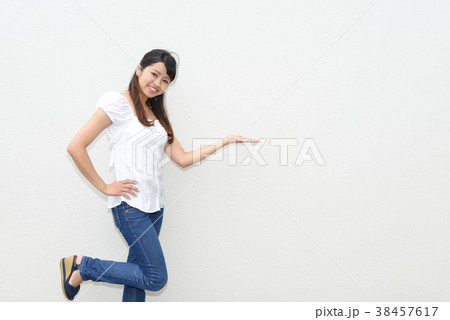 笑顔の女性 笑顔の女性 38457617