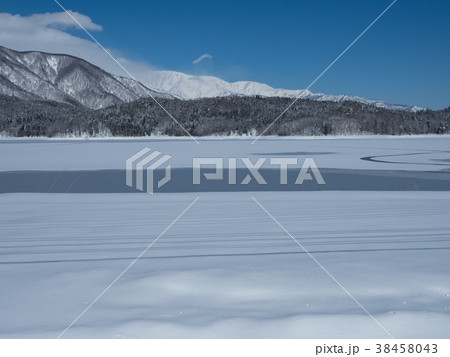 凍結する青木湖 38458043