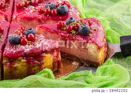 Berry cheesecake with berry sauce and fresh berrie 38462202