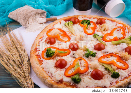 Pizza vegetarian with cherry tomatoes, broccoli, a Pizza vegetarian with cherry tomatoes, broccoli, a 38462743