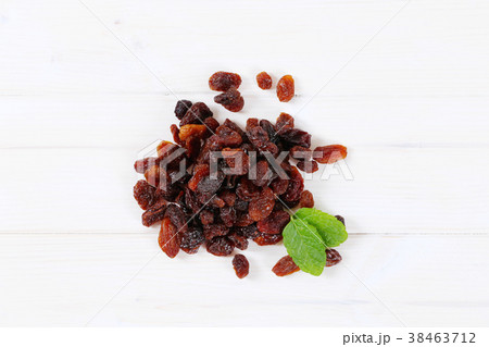 pile of sweet raisins 38463712
