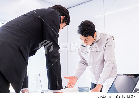 ビジネスマン、建設業、打ち合わせ ビジネスマン、建設業、打ち合わせ 38464307