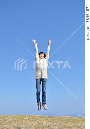 青空でジャンプする女の子 38464674