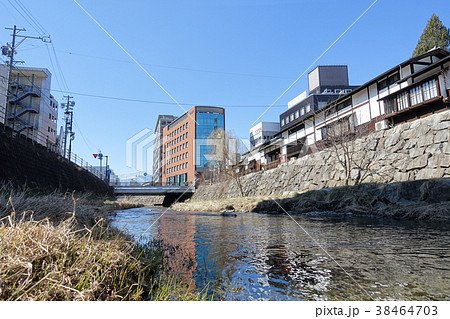 ナワテ通り沿いを流れる女鳥羽川　　松本市 38464703
