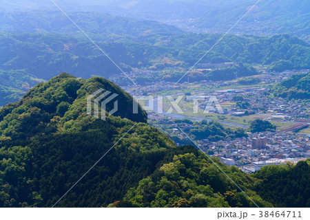 【静岡県】葛城山から眺める城山山頂と狩野川の流れ 38464711
