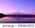 早朝の湖と富士山 38464950