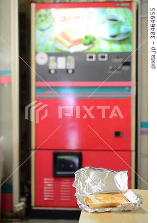 懐かしの自販機、トースト自販機。出来上がったトースト 38464955