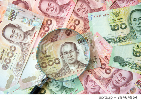 タイバーツ紙幣と虫眼鏡 38464964