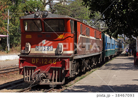 ミャンマー国鉄の客車列車。2018/2/18 38467093