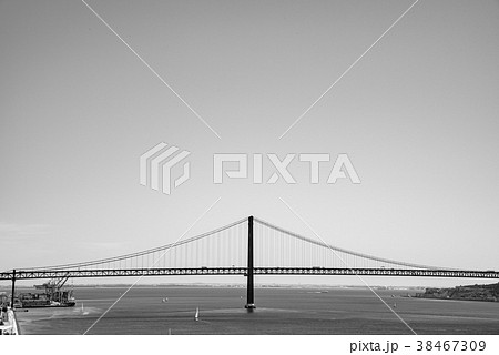 【モノクローム】リスボンの4月25日橋 38467309