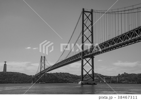 【モノクローム】リスボンの4月25日橋 【モノクローム】リスボンの4月25日橋 38467311