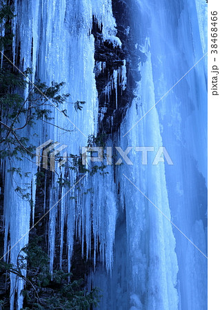 新滝の氷瀑と氷結 38468466