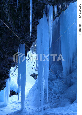 滝の氷瀑の裏見 滝の氷瀑の裏見 38468585