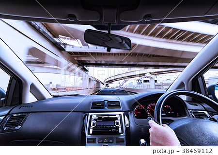 運転席からの見える都会の景色の写真素材